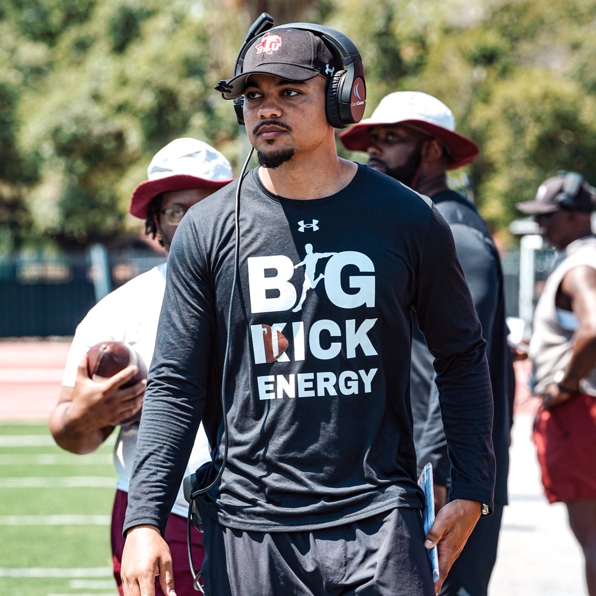 End of the game, clock nearing 0:00, your team is going out to kick a game winning field goal... A different level of confidence is needed to go out in that high pressure situation and execute. 

That is articulated as BIG *KICK ENERGY. 

Got it? Get it! 

cashouttraining.com/products/ols/p…