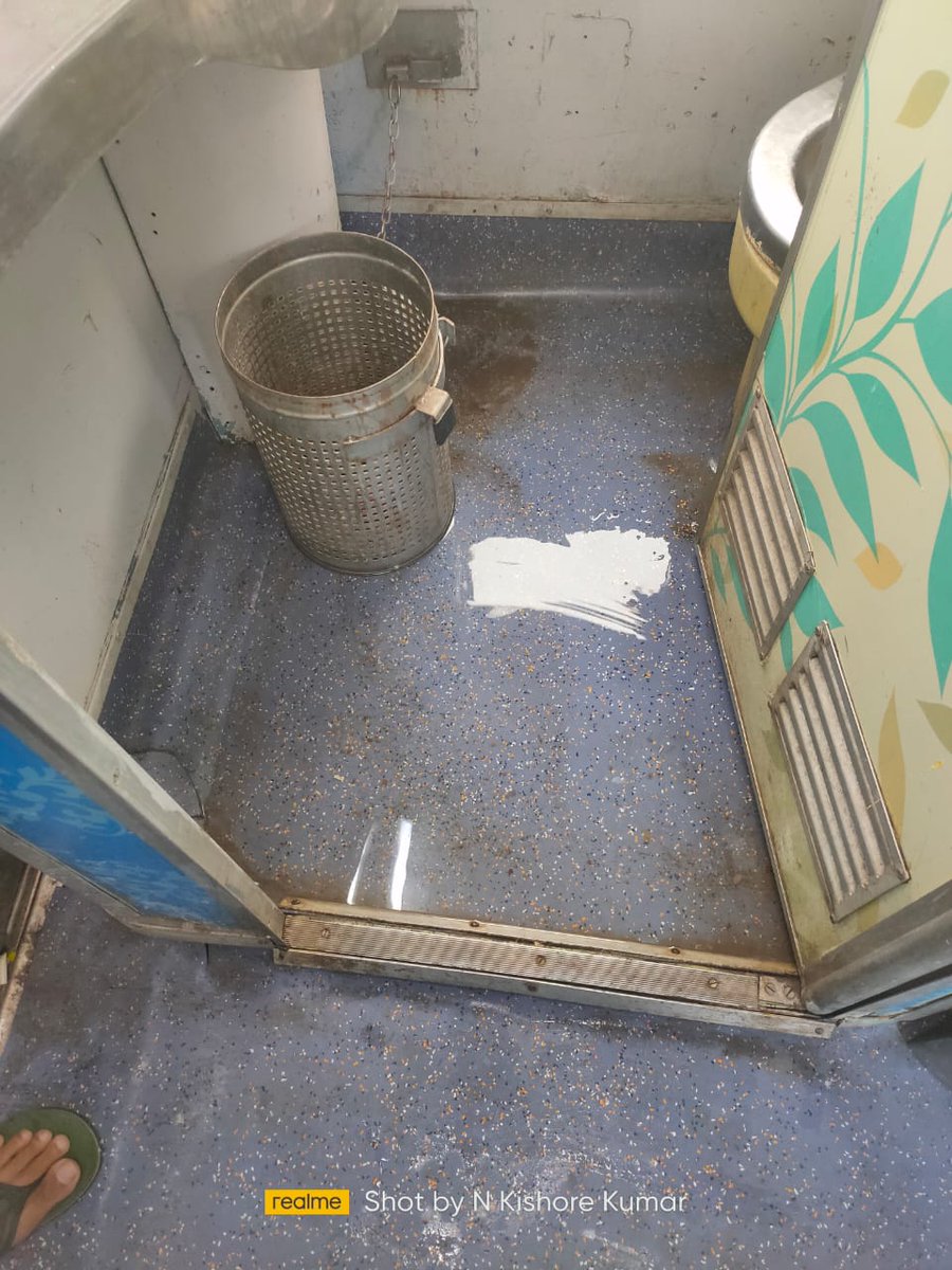 Pulkithgoel's tweet photo. @RailwaySeva @drmsbc Pls look into this.. 

Issue is not resolved yet, https://t.co/uON4K1tqiQ