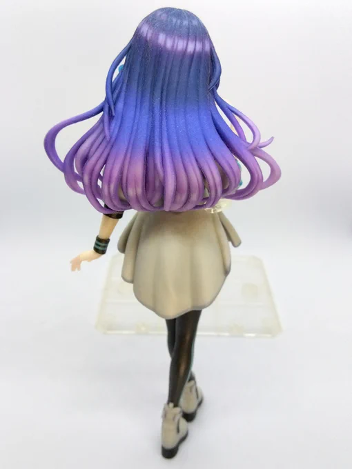 1/10上水流宇宙フィギュア別アングル。本体のリボンもこのようにしっかり出力されております。そしてこの髪の表現。細かく毛の流れが表現されグラデもなめらかで美しい仕上がり。後ろ姿が最高に絵になる女、上水流宇宙…。#ヴイアラ #宇宙星人 