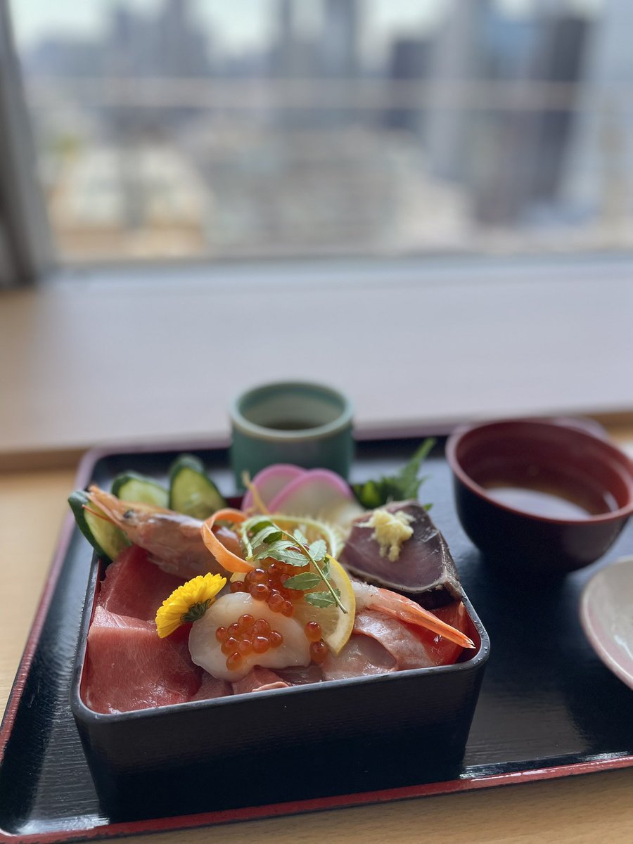 年に一度、桜が咲く頃に人間ドックに行くのですが、今年は少し遅れてしまいました。が無事検査終了！検査のために食事制限してたので、全て終わってご褒美の海鮮丼です🥰ゆっくり味わって食べた…美味しゅうございました。みなさまもご自愛くださいませね。