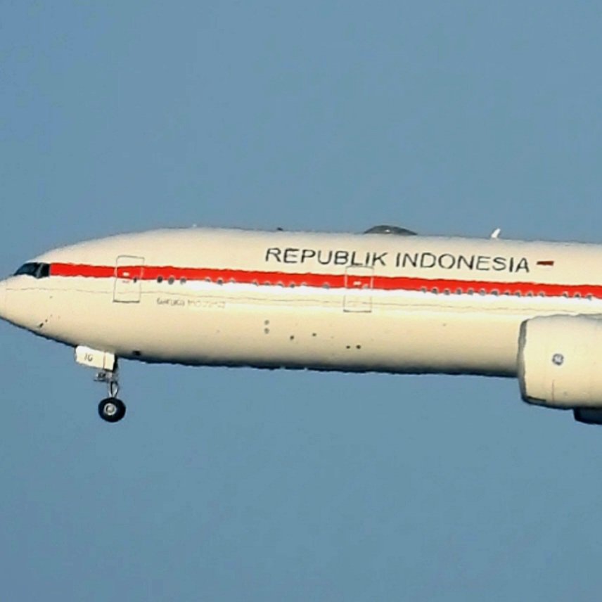 LebanonJets's tweet photo. Another @IndonesiaGaruda #RetroJet Boeing 777-300ER #PKGIG sunrise into #Beirut from #Jakarta via #Jeddah as a #UNIFIL charter #GIA7740 for over 1,200 Indonesian troops in #Lebanon. 
Same airframe used for #Indonesia president's long-haul trips https://t.co/wFJSo73aJI