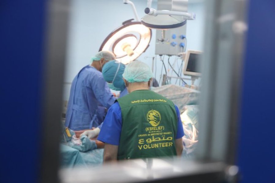 جهود عظيمة من #مركز_الملك_سلمان_للإغاثة 
طاقم طبي متكامل متواجد في #سوريا لدعم المحتاجين في جراحة القلب ، دعم عظيم اعز الله دولتنا