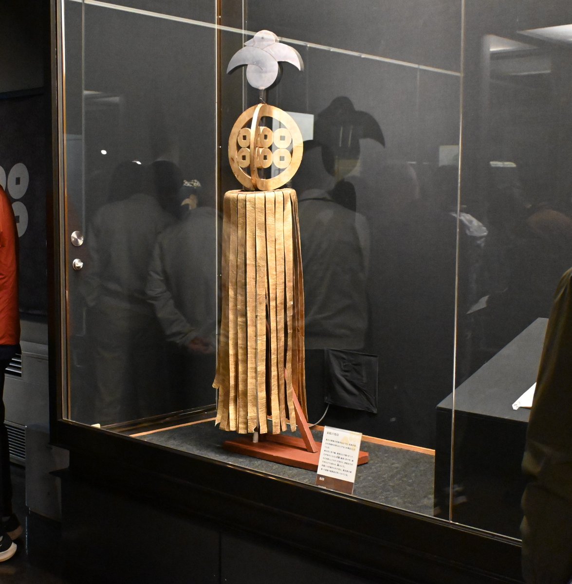p93EZWPE57L6tZN's tweet photo. 本日から、企画展「真田家の家紋」が始まりました。
ギャラリートークも開催し沢山の方にご参加いただきました。本展は真��家の４つの家紋のいわれや意匠を紹介していきます。ギャラリートークは4月19日(土)10時～も開催します。皆様のご来館お待ちしてます。
＃松代　＃真田宝物館　＃家紋　＃真田 https://t.co/aZKvJdMlpU