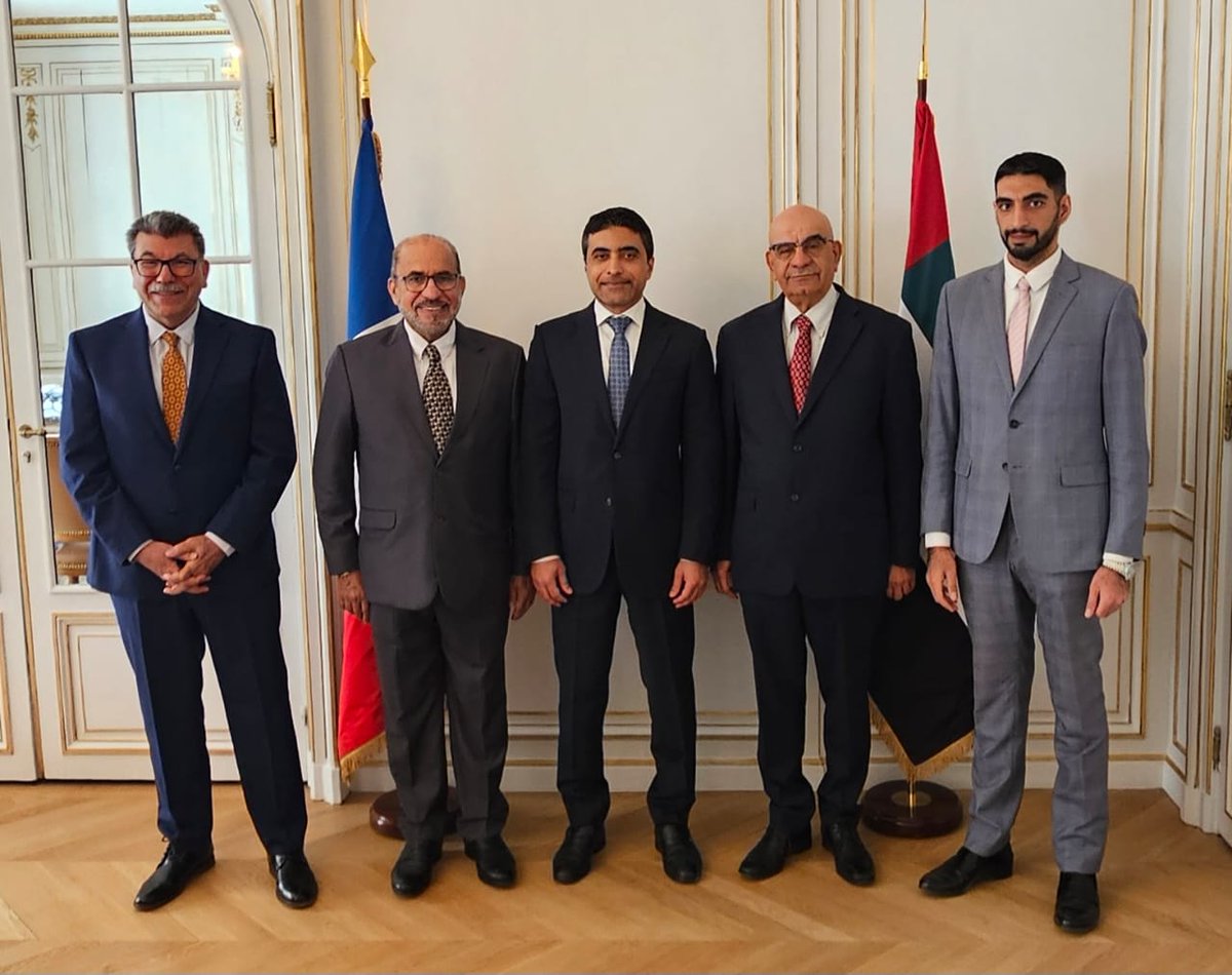 سعادة فهد سعيد الرقباني، سفير الدولة لدى الجمهورية الفرنسية وإلى جانبه سعادة عبد الحميد أحمد الأمين العام لمؤسسة سلطان بن علي #العويس_الثقافية وأحمد الملا نائب رئيس البعثة، وإبراهيم الهاشمي وحسين درويش خلال استقباله لوفد مؤسسة العويس إلى باريس لمناقشة قرار اليونسكو بتخصيص عام