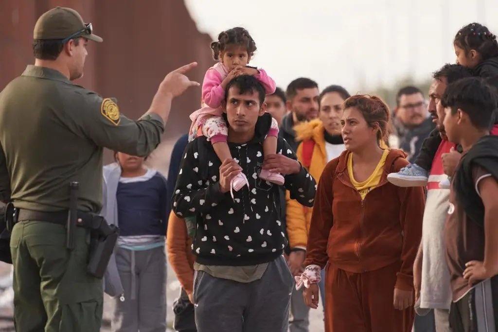 👱🏻‍♂️🇺🇸 #DonaldTrump propone un programa de “autodeportación” para #inmigrantes indocumentados. En una entrevista con <a href="/FoxNews/">Fox News</a>, mencionó que ofrecerían ayuda económica y boletos de avión a #migrantes para que salgan “voluntariamente” del país. Aseguró que trabajarán con ellos para