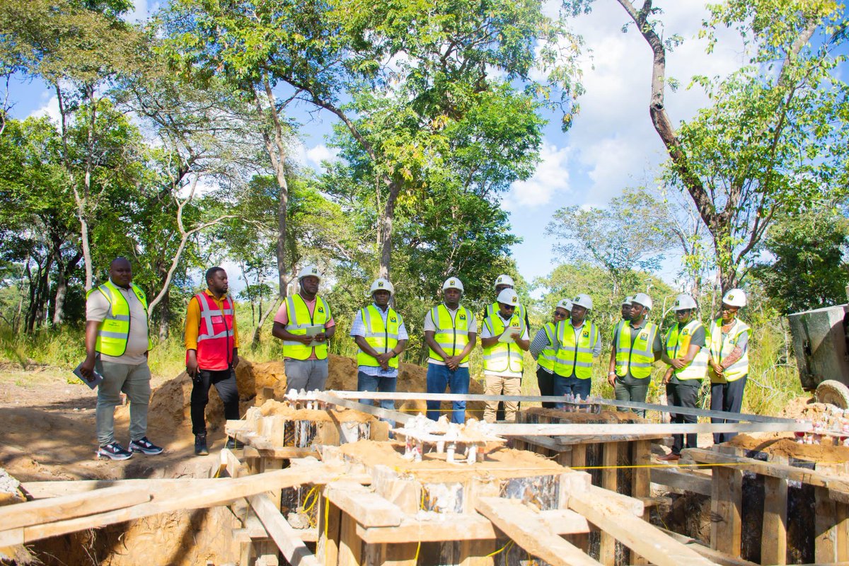 TTCLCorporation's tweet photo. Mkurugenzi Mkuu wa TTCL Moremi Marwa, amefanya ziara ya kikazi wilayani Sikonge, mkoani Tabora, kufuatilia maendeleo ya ujenzi wa minara ya mawasiliano inayolenga kuimarisha huduma katika maeneo ya barabara na hifadhi ya msitu wa Ugunda.
#MawasilianoKwaWote #Sikonge @wizaramth https://t.co/BBO5M1vfdh