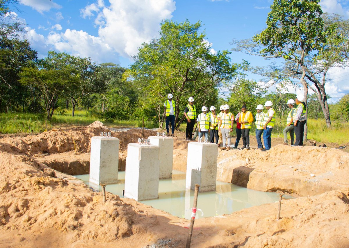 TTCLCorporation's tweet photo. Mkurugenzi Mkuu wa TTCL Moremi Marwa, amefanya ziara ya kikazi wilayani Sikonge, mkoani Tabora, kufuatilia maendeleo ya ujenzi wa minara ya mawasiliano inayolenga kuimarisha huduma katika maeneo ya barabara na hifadhi ya msitu wa Ugunda.
#MawasilianoKwaWote #Sikonge @wizaramth https://t.co/BBO5M1vfdh