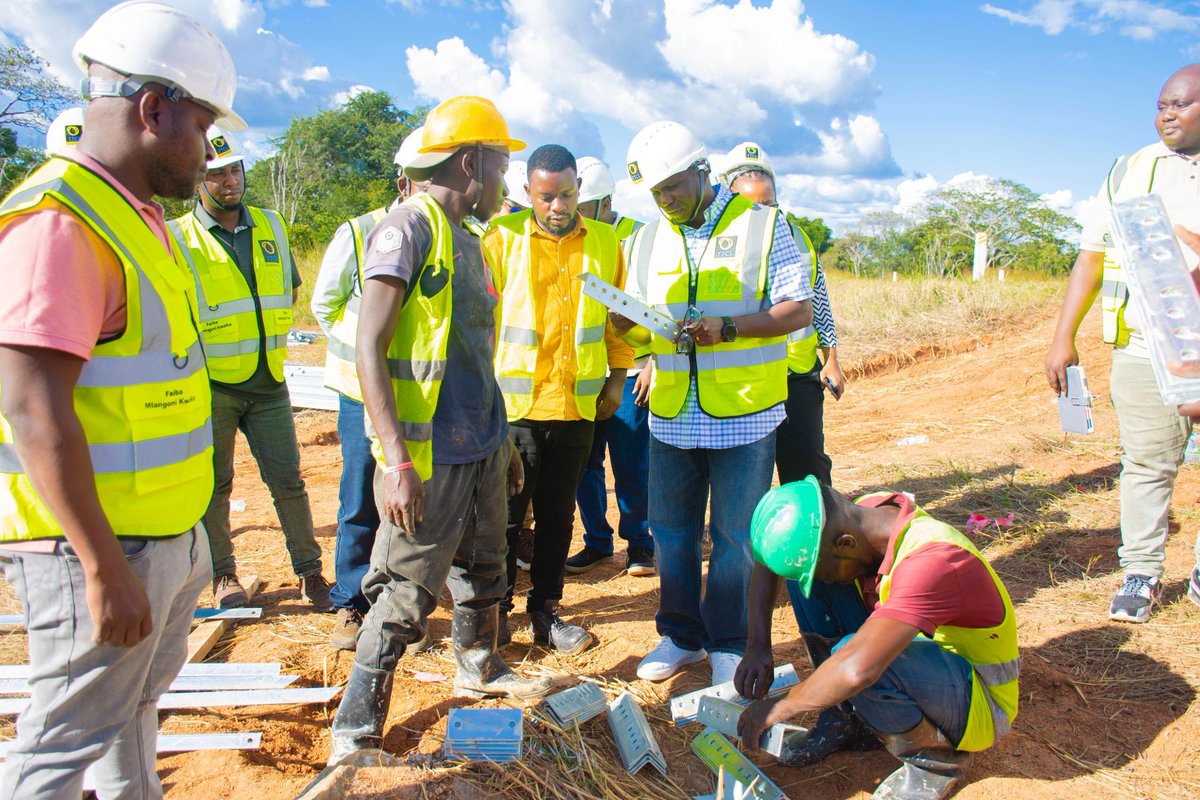 TTCLCorporation's tweet photo. Mkurugenzi Mkuu wa TTCL Moremi Marwa, amefanya ziara ya kikazi wilayani Sikonge, mkoani Tabora, kufuatilia maendeleo ya ujenzi wa minara ya mawasiliano inayolenga kuimarisha huduma katika maeneo ya barabara na hifadhi ya msitu wa Ugunda.
#MawasilianoKwaWote #Sikonge @wizaramth https://t.co/BBO5M1vfdh