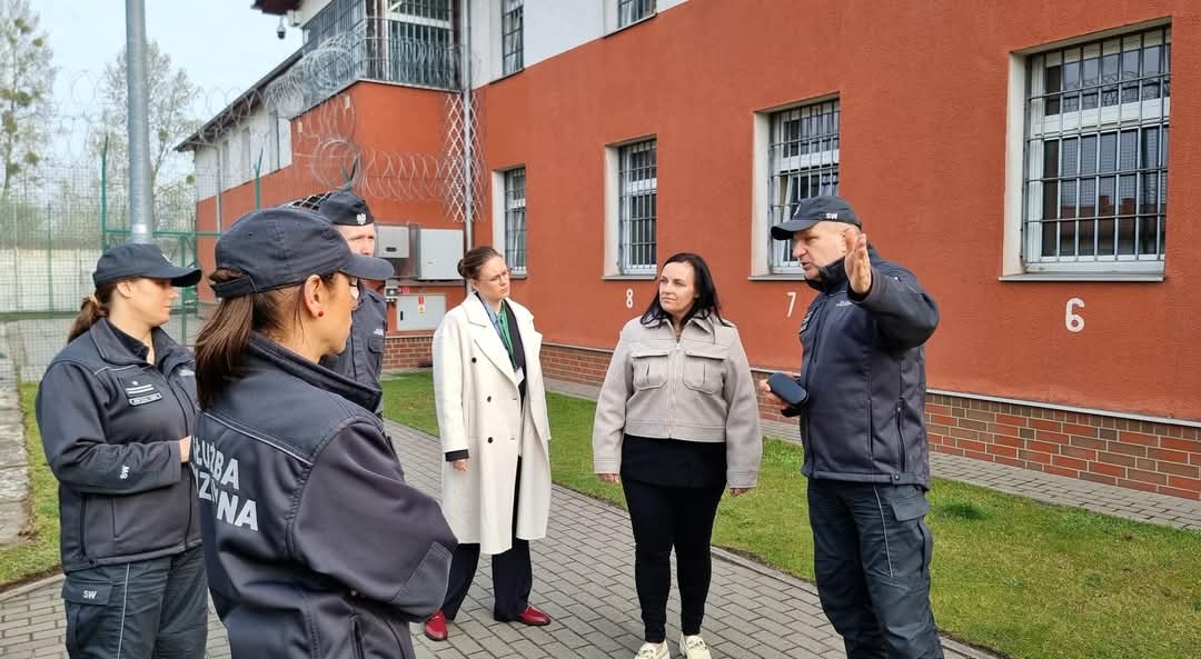 OISW_Bydgoszcz's tweet photo. Wizyta przedstawicieli więziennictwa łotewskiego 🇱🇻 w Oddziale Zewnętrznym w Gdańsku-Przeróbce 🇵🇱. 
Z pewnością wspólna wymiana doświadczeń i najlepszych praktyk terapeutów poszerzy wiedzę na temat nowych technik, narzędzi oraz podejścia do leczenia uzależnienia więźniów. https://t.co/C0D5PQk5Ph