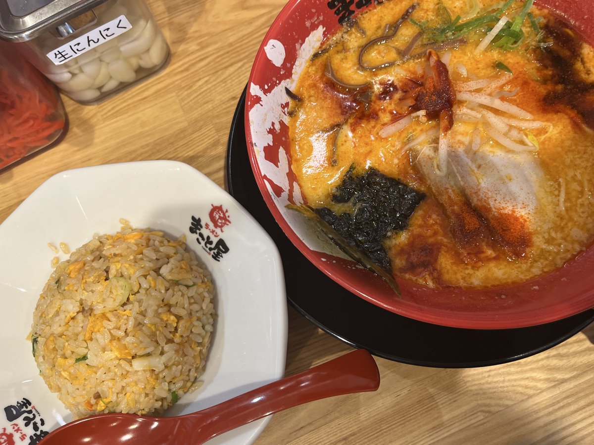 ラーメン食べてる方は？✋