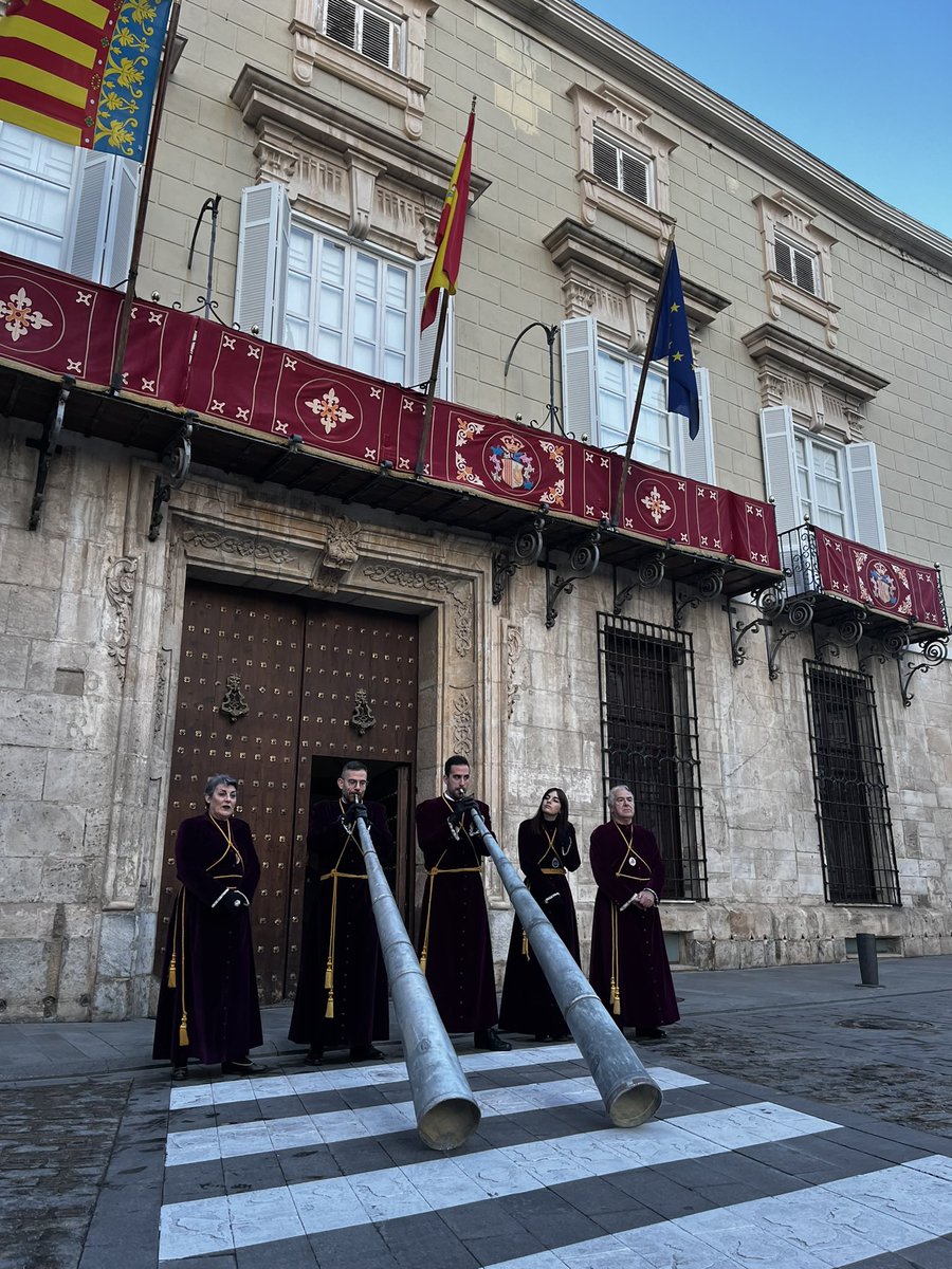 La espera se ha acabado, hoy es Miércoles Santo.

Las gemelas ya anuncian por las calles y plazas de Orihuela que en la tarde de hoy, 16 de Abril, Nuestro Padre Jesús volverá a recorrer las calles de su pueblo.

¡Viva Nuestro Padre Jesús!