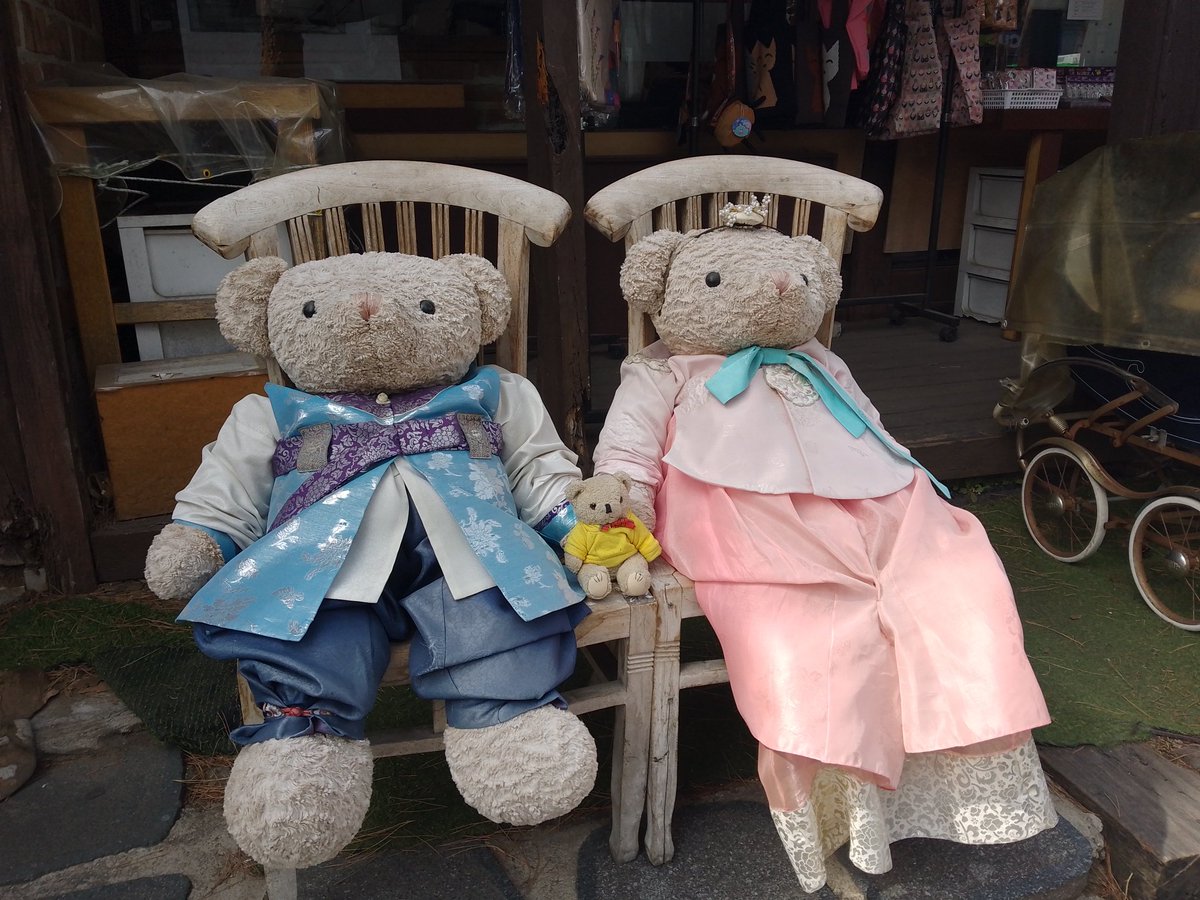 Tarliebear's tweet photo. Made some new Korean friends in traditional costume in Bukchon, Seoul. I can't tell you how much I love the beautiful hanboks #tarlietravels #makingnewfriends @KoreanTravel @twittkto @visitkorea_uk @seoulmania https://t.co/obD6aBtP2s