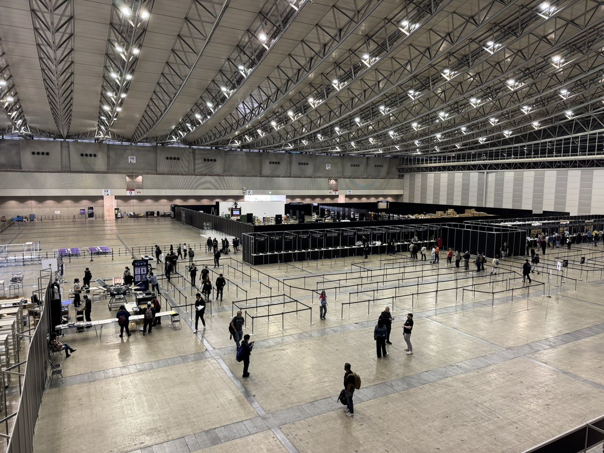 eiseii's tweet photo. スターウォーズセレブレーション
事前バッヂ受け取りにきました。
１３時半着で約１０分でget。 https://t.co/x6QWUiInho