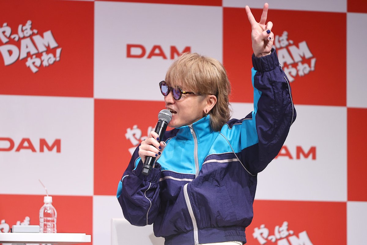 edgelinetokyo's tweet photo. 安田章大 SUPER EIGHTはモー娘。ザ☆ピ～ス！でカラオケ退店？丸山隆平 会見で床に寝そべり大暴れ https://t.co/WVX8KFcy03 

会見冒頭メンバーたち一同しょんぼりする事態発生？
#DAM https://t.co/MEL8qyPvrC