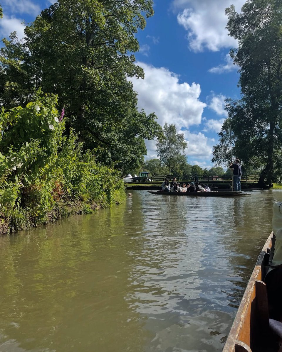 13ebm's tweet photo. Oxford turned every day into an adventure, from punting on the river to exploring hidden bookshops
•
#ef #efoxford #efambassador #efindonesia #efmoment #efdaily #oxford #studyabroad #travel https://t.co/EfqlYDLe1W