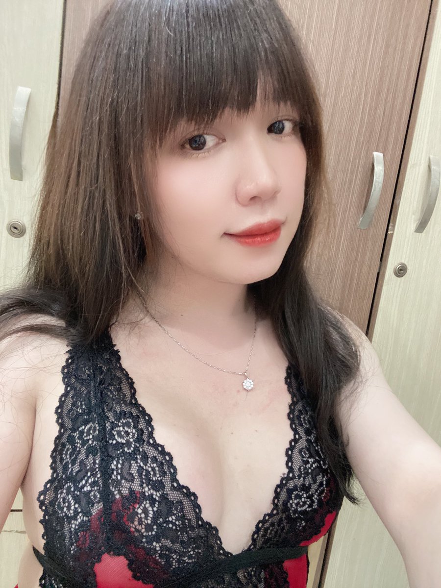 Gimnastikachilarning oyoqlarini boshlari orqasida ushlab turgan porno videolar Lilia Zheleva porno surat