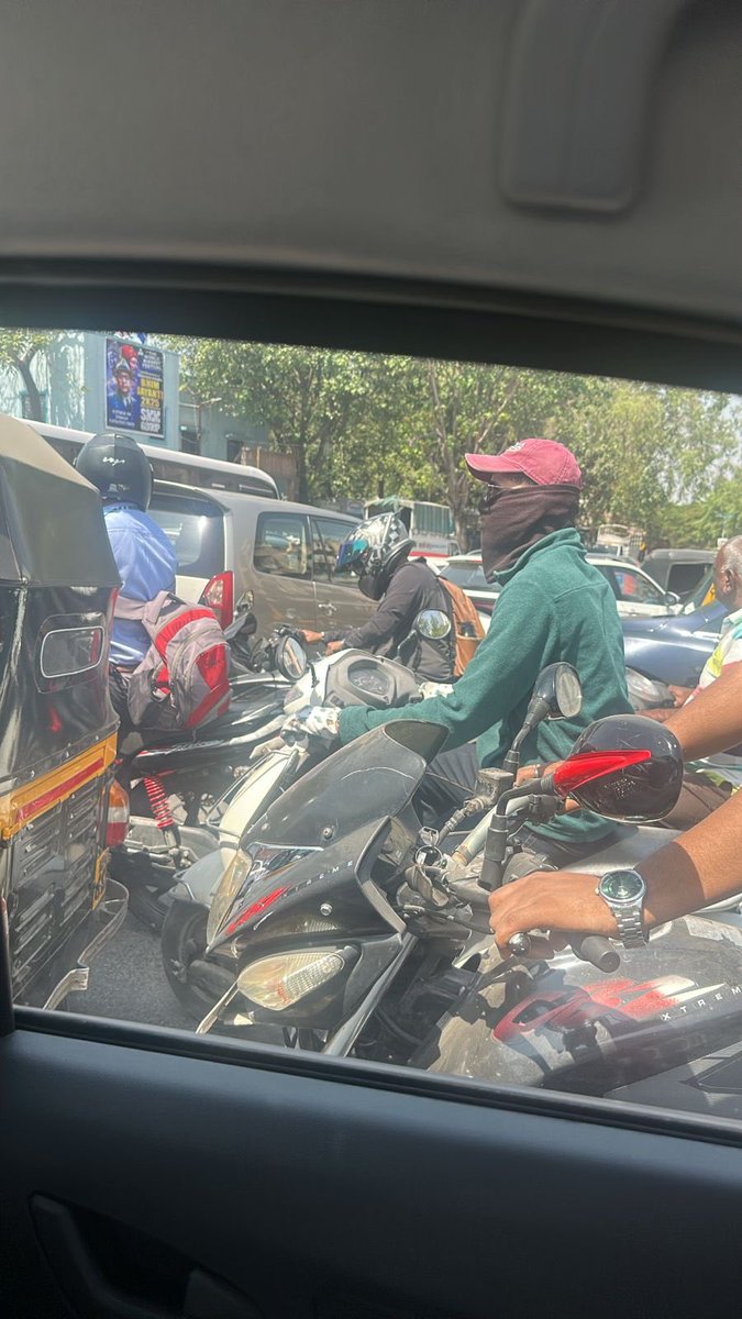 varunsingh21's tweet photo. Daily traffic scene near Sawant petrol pump square Vishrantwadi towards airport road ⁦@punedaily⁩ ⁦@PuneCityTraffic⁩ https://t.co/P5IgfvYima