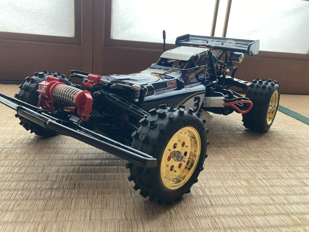 take_rcm's tweet photo. 4月16日はホットショット生誕(販売)40周年とのこと🎊
初めて見た時のインパクト、親に何度もお願いしてやっと買ってもらったこと等まるで昨日のことのよう😊
タミヤ車でトータルで1番好き✨
だからもったいなくて走らせられないんです🤭
#tamiya_rc
#タミヤホットショット
#昔から赤ではなく青派 https://t.co/uX7yOhIzGO