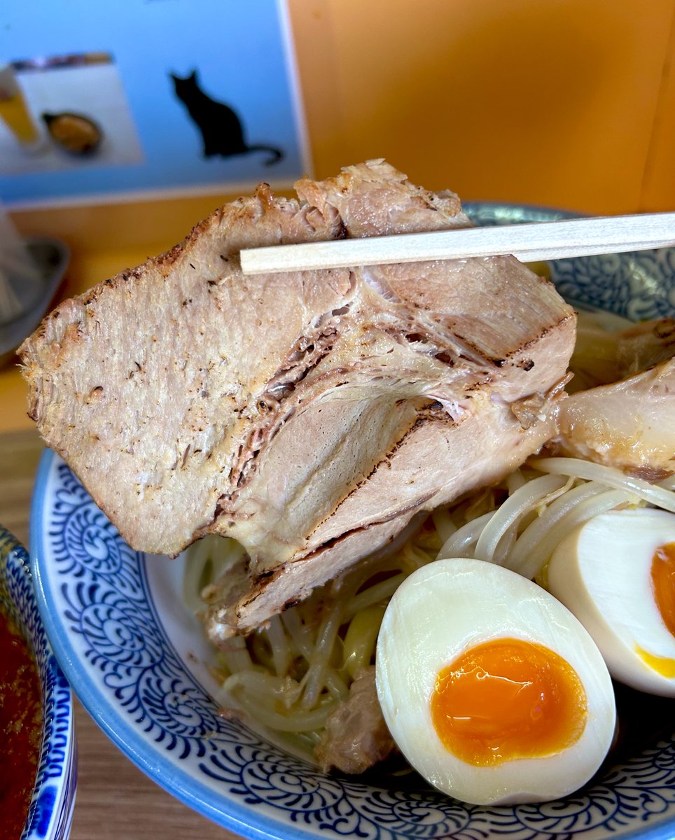 2025 #28「Akkey」
限定 担々つけ麺()、味玉、チャーシュー

寝起き🍜
起きたら美味そうすぎる告知
去年食べれなかったやつ!!

胡麻ぁぁ!!!!濃厚すぎるつけ汁!!
この極太平麺に絡みまくり&amp;デカすぎる🐷味玉で一気に完食!!

めちゃくちゃ美味い!!

しっかりピリ辛で最高🌶️
今日もごちそーさまでした!!