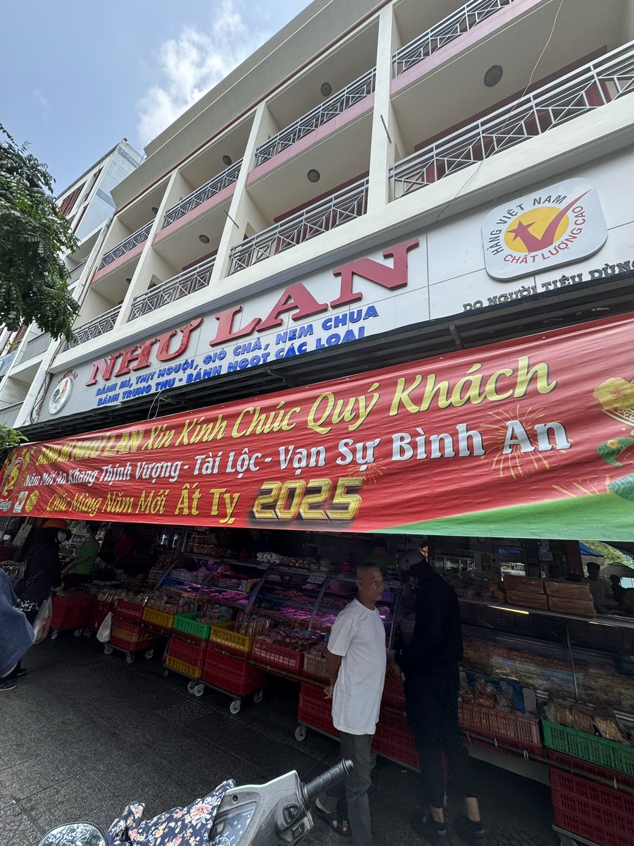 dashi_tsukkomi's tweet photo. バインミーニューランBánh Mì Như Lanは、地元では定番の老舗のベーカリー。中華まん、ハム、ソーセージの販売もある。バゲットに切れ目をいれて、パテ、野菜、ソーセージをはさんでくれる。「ノーチリ」と言わない限り、辛みもしっかり入る。 #bahnmi #hochiminh #食文化 #パン#pain #bread https://t.co/F9cVPZXKSr