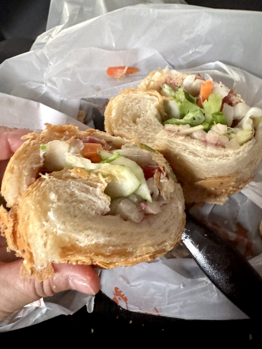 dashi_tsukkomi's tweet photo. バインミーニューランBánh Mì Như Lanは、地元では定番の老舗のベーカリー。中華まん、ハム、ソーセージの販売もある。バゲットに切れ目をいれて、パテ、野菜、ソーセージをはさんでくれる。「ノーチリ」と言わない限り、辛みもしっかり入る。 #bahnmi #hochiminh #食文化 #パン#pain #bread https://t.co/F9cVPZXKSr