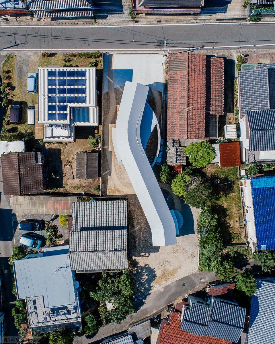 Archfeed_'s tweet photo. 𝗔𝗳𝗳𝗼𝗿𝗱𝗮𝗻𝗰𝗲 𝗛𝗼𝘂𝘀𝗲 | by 𝗖𝗹𝗮𝘀𝘀 𝗔𝗿𝗰𝗵𝗶 - @class_archi

Winner of the GOOD DESIGN AWARD 2021

The house's design, reminiscent of a wave, is a thoughtful response to the limitations of a narrow plot.

©️📷Yatsushiro Photo Studio
📍 #Fukutsu, JAPAN🇯🇵 https://t.co/3H912wPoP0