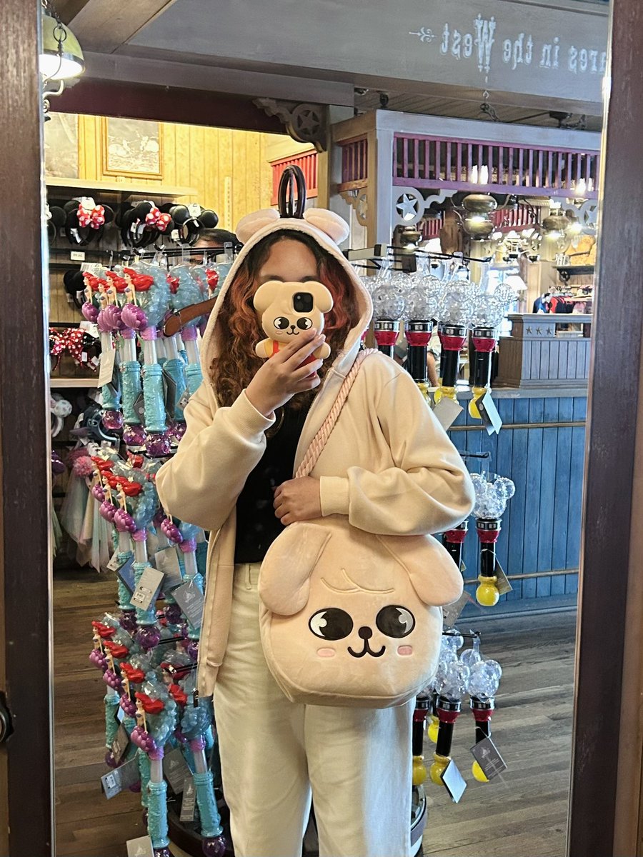 haovenscloud's tweet photo. wore my puppym outfit to disneyland today and had the cutest interaction with a stay !!

the little girl approached me to say that she likes my bag and hoodie and that she loves seungmin 🤍 it was such a wholesome moment 🥹 https://t.co/FL3M4lgZMq
