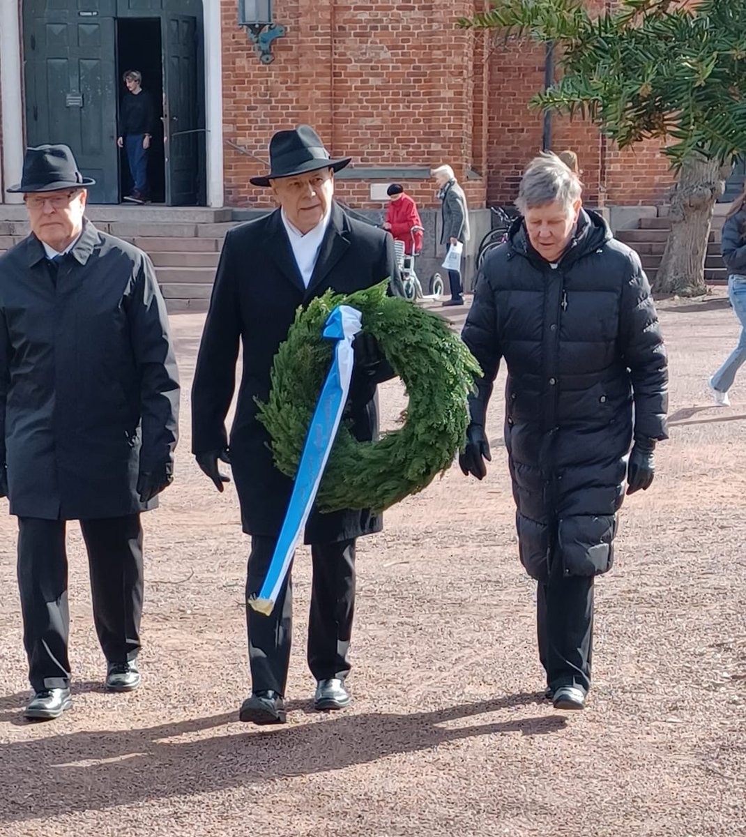 Vaps93506001's tweet photo. Satakunnan vapautumisen vuosijuhla oli Porin Lyseon Lyseosalissa 13.4.2025. Ennen vuosijuhlaa laskettiin seppeleet Keski-Porin kirkkopuistossa, Porin Lyseon muistomerkillä ja Harjakankaan muistomerkillä. https://t.co/d3ZWRRCXMR