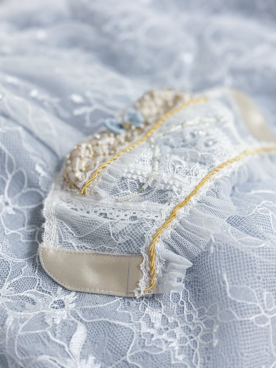 비즈와 레이스 조로록.