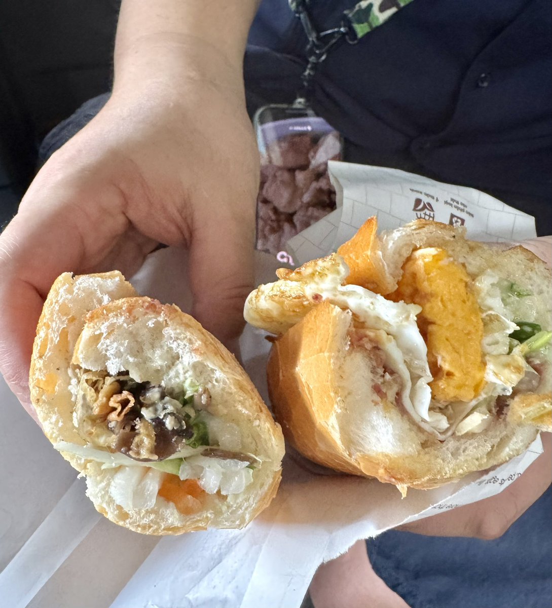 dashi_tsukkomi's tweet photo. バインミー 362 Bánh Mì 362 1980年創業という老舗だが、お店はリニューアルされ、明るい店内で具材をオーダー。オムレツ、きのこにしたら、焼く時間少し待たされる。仕上げにオーブンで加熱。このひと手間でおいしさがぐんと変わる。 #HoChiMinh #bahnmi https://t.co/YP6LNyNf9V