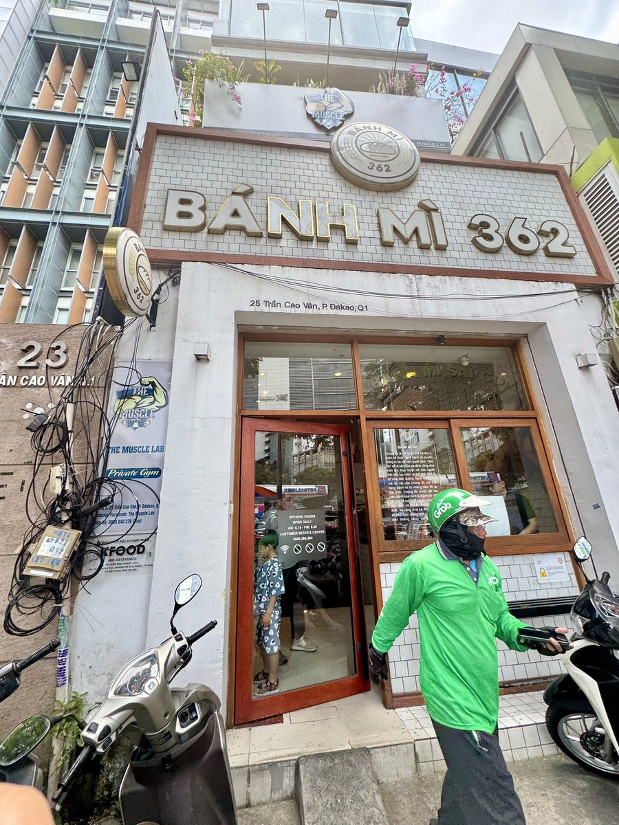 dashi_tsukkomi's tweet photo. バインミー 362 Bánh Mì 362 1980年創業という老舗だが、お店はリニューアルされ、明るい店内で具材をオーダー。オムレツ、きのこにしたら、焼く時間少し待たされる。仕上げにオーブンで加熱。このひと手間でおいしさがぐんと変わる。 #HoChiMinh #bahnmi https://t.co/YP6LNyNf9V