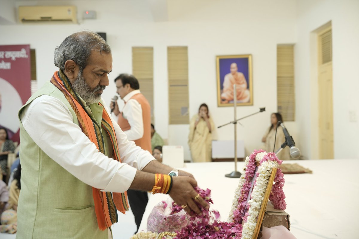 rochika's tweet photo. श्री सुनील भराला जी, निवर्तमान मंत्री उत्तर प्रदेश सरकार एवं पूर्व चेयरमैन लेबर बोर्ड UP सरकार जी ने मेरी मां श्रीमती चित्रा अग्रवाल जी को श्रद्धांजलि अर्पित की 🙏🙏
नमन 🙏
@sunilbharala

#Maa #RememberingMaa 
#02april25 https://t.co/zph10tjoPf