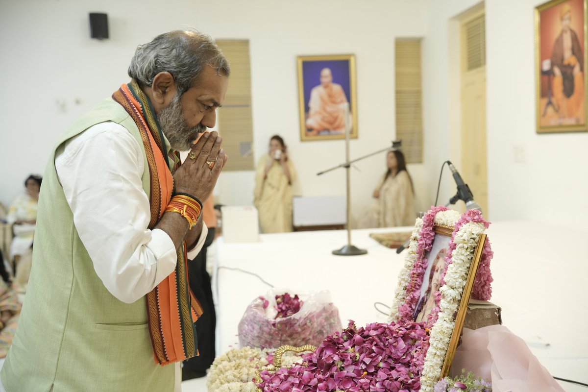 rochika's tweet photo. श्री सुनील भराला जी, निवर्तमान मंत्री उत्तर प्रदेश सरकार एवं पूर्व चेयरमैन लेबर बोर्ड UP सरकार जी ने मेरी मां श्रीमती चित्रा अग्रवाल जी को श्रद्धांजलि अर्पित की 🙏🙏
नमन 🙏
@sunilbharala

#Maa #RememberingMaa 
#02april25 https://t.co/zph10tjoPf