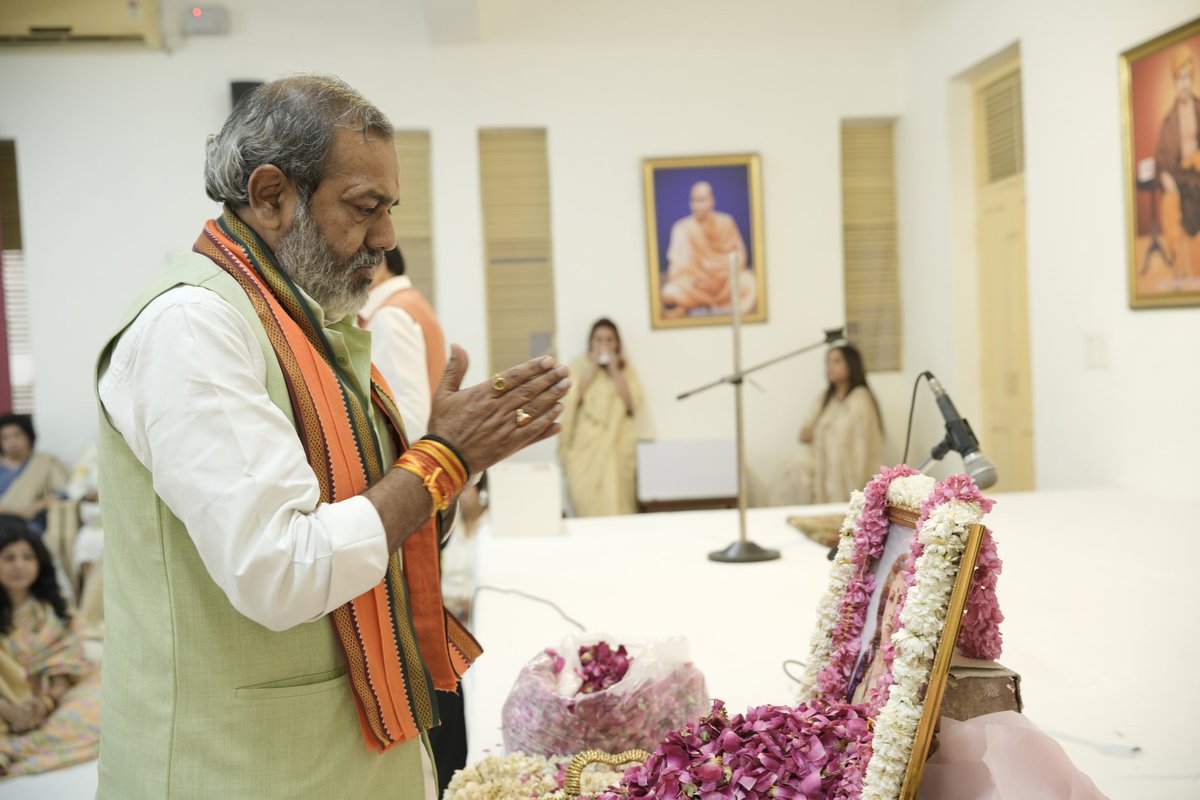 rochika's tweet photo. श्री सुनील भराला जी, निवर्तमान मंत्री उत्तर प्रदेश सरकार एवं पूर्व चेयरमैन लेबर बोर्ड UP सरकार जी ने मेरी मां श्रीमती चित्रा अग्रवाल जी को श्रद्धांजलि अर्पित की 🙏🙏
नमन 🙏
@sunilbharala

#Maa #RememberingMaa 
#02april25 https://t.co/zph10tjoPf