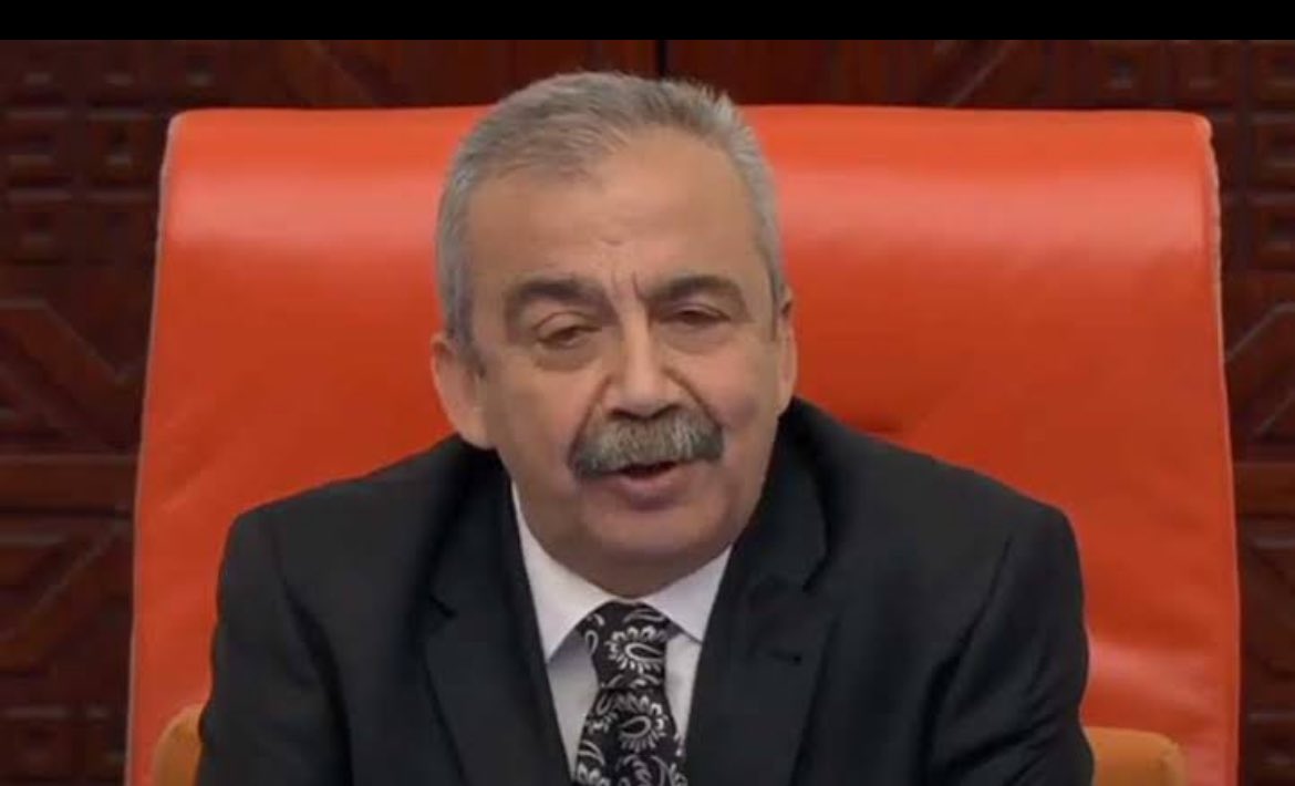 TBMM’deki istisnasız tüm vekilleri bir tarafa koysan Sırrı Süreyya Önder ağır basar. Diren Sırrı!!! #sirrisureyyaonder