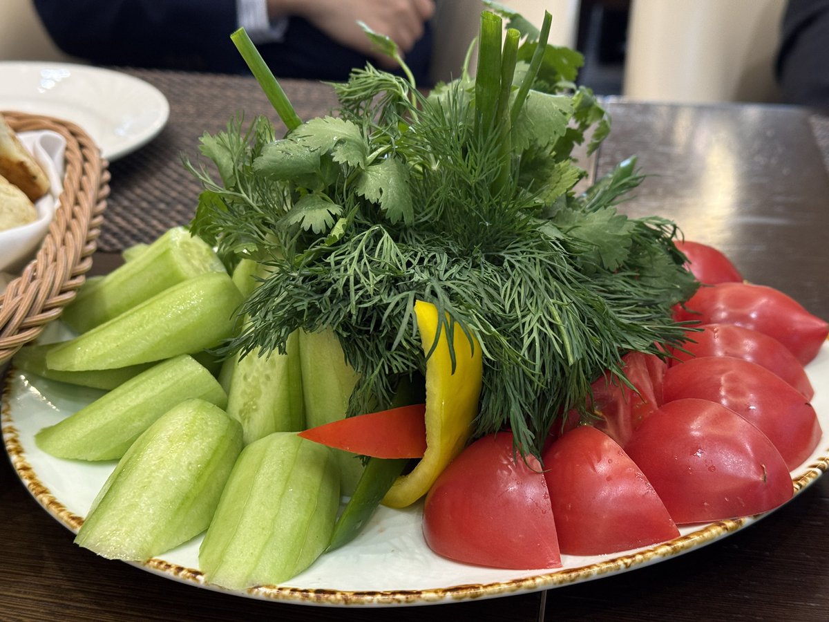 Энд хоолны үнэ, хувцас хунар харьцангуй хямд юм. 
Би 180 мянгаар ЛиНинг ийн пүүз аваад их л сэтгэл ханамжтай байлаа..
Узбек улс яг л хөгжлийнхөө гараан дээр иржээ гэж бодлоо. Хүмүүс нь найрсаг, шударга. 
Би гэж нөхөр хөгширч байгаагаа мэдэрсэн. 
Гар өргөж суусан таксиндаа гар