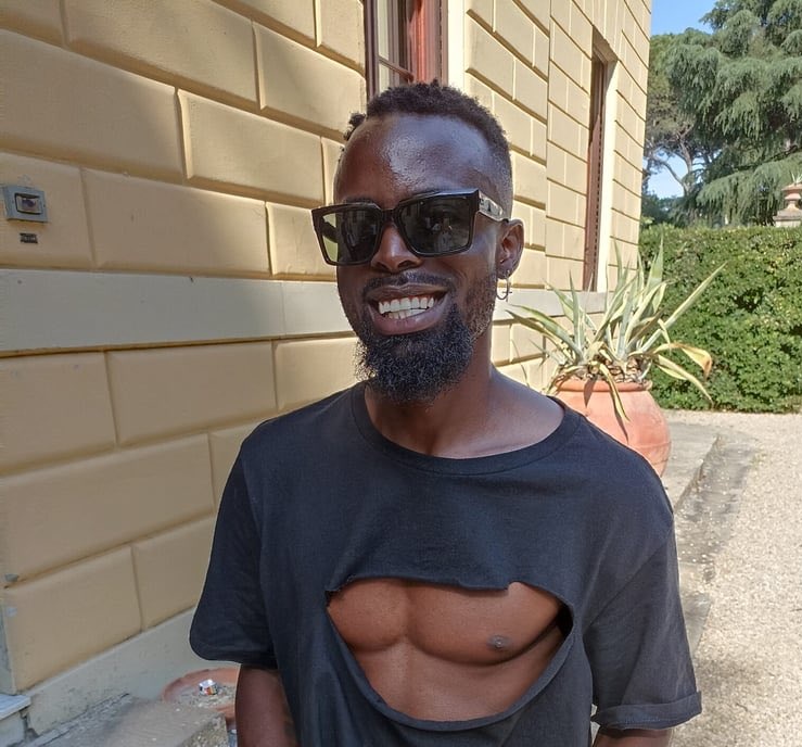 Hagize umusore mwiza unyihera 
Ifoto nkihera amaso 😩😂