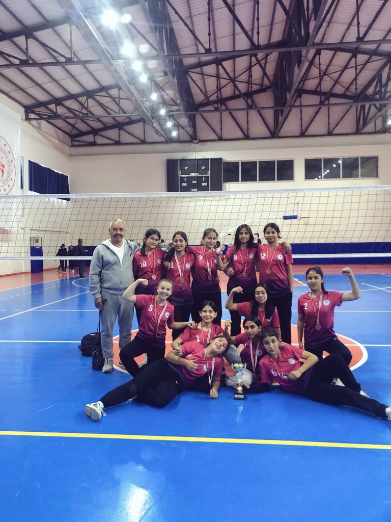 mutmaresal's tweet photo. TBMM 23 Nisan Ulusal Egemenlik ve Çocuk Bayramı voleybol turnuvasında okulumuz 3. olmustur. Ogrencilerimizi tebrik ederiz.
@tcmeb
@Yusuf__Tekin 
@valiatillatoros
@_Ali_KARAGOZ
@MersinMEM 
@fazilet_durmus 
@mut_mem
@erddlk33 https://t.co/lOHqNggenq