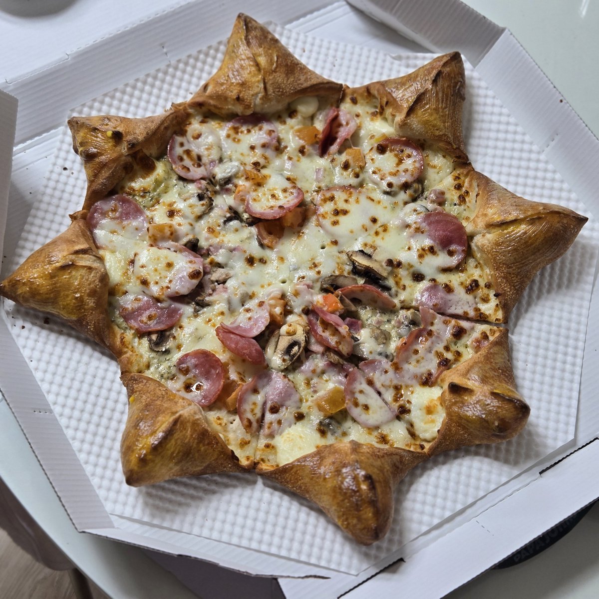 파파존스 4월신상 스타라이트 바질. 그냥 불가사리 피자라고 하자 바질베이스가 밑에 연하게 깔리고 햄맛 세게 나는 멜로우 머쉬룸이  씬피자보다 쪼끔 두꺼운 도우를 달고 나타난 제품으로 크러스트에 있는 스트링치즈는 존재감이 별로 없으나 크러스트 빵이