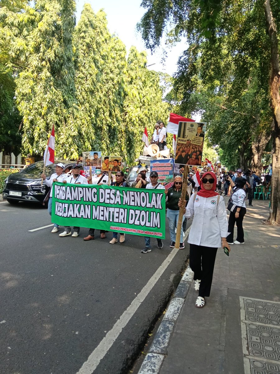Di duga Ada penekanan dan intervensi kewenangan di kemendes  PHK 1.040 pendamping desa melalui paksaan.pak Yandri hanya bisa omon omon dan cawe cawe...
#PendampingDesaMenuntutKeadilan 
<a href="/prabowo/">Prabowo Subianto</a> 
<a href="/gibran_tweet/">Gibran Rakabuming</a> 
<a href="/cakimiNOW/">A Muhaimin Iskandar</a> 
<a href="/YandriSusanto/">Yandri Susanto</a> 
<a href="/NursaidM/">Nursaid Mustafa</a>
<a href="/KPK_RI/">KPK</a>
