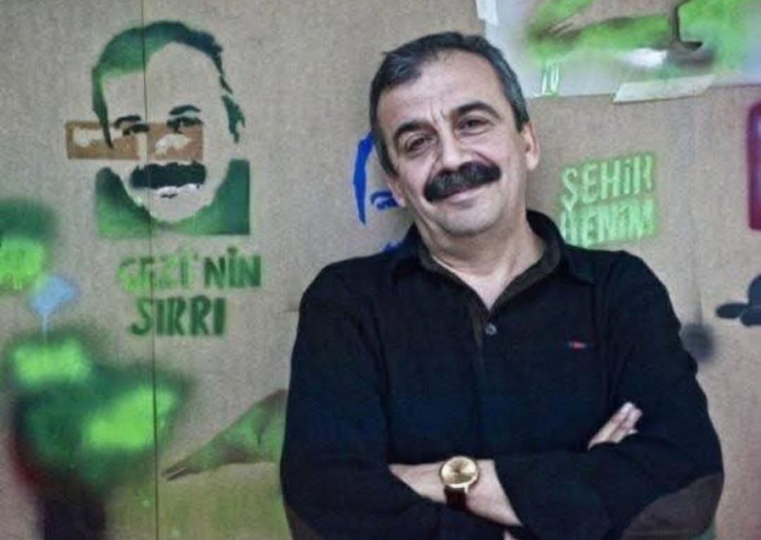 Sores_Devrim21's tweet photo. Sırrı Süreyya gibi Türk olmak Mehmet Metiner gibi Kürt olmaktan daha şereflidir.. Dualarımız seninle Sırrı Abe #SırrıSüreyyaÖnder https://t.co/oaK8zBuUgz