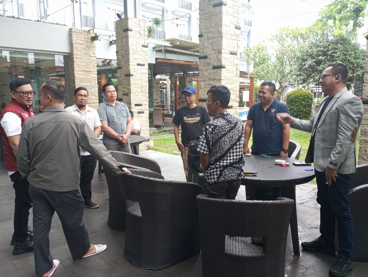YonasHadinata's tweet photo. Di duga Ada penekanan dan intervensi kewenangan di kemendes  PHK 1.040 pendamping desa melalui paksaan.pak Yandri hanya bisa omon omon dan cawe cawe...
#PendampingDesaMenuntutKeadilan 
@prabowo 
@gibran_tweet 
@cakimiNOW 
@YandriSusanto 
@NursaidM
@KPK_RI https://t.co/dWnpbE5qRh