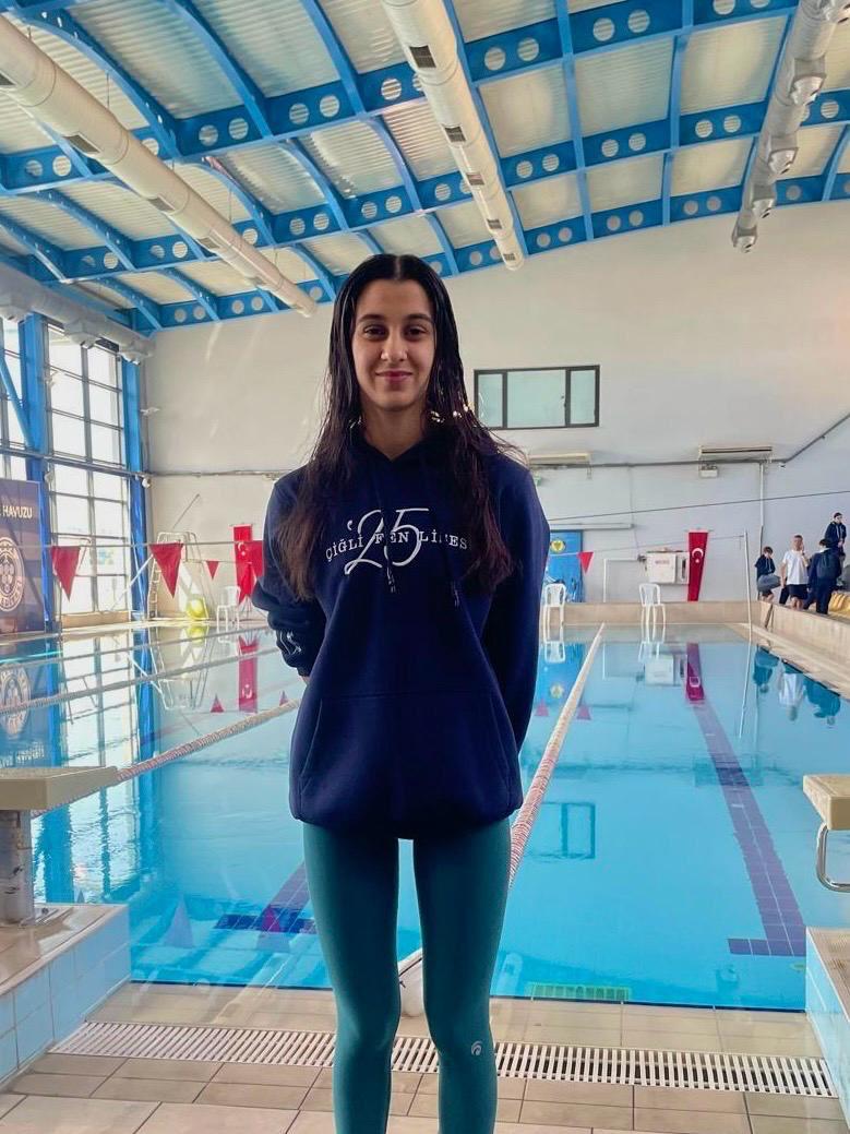 İlçemiz Çiğli Fen Lisesi öğrencisi ve milli bisikletçi Rana Yavuz, Okullar Arası Modern Pentatlon İl Birinciliği’nde üstün performansıyla İzmir şampiyonu oldu. Kendisini tebrik ediyoruz.