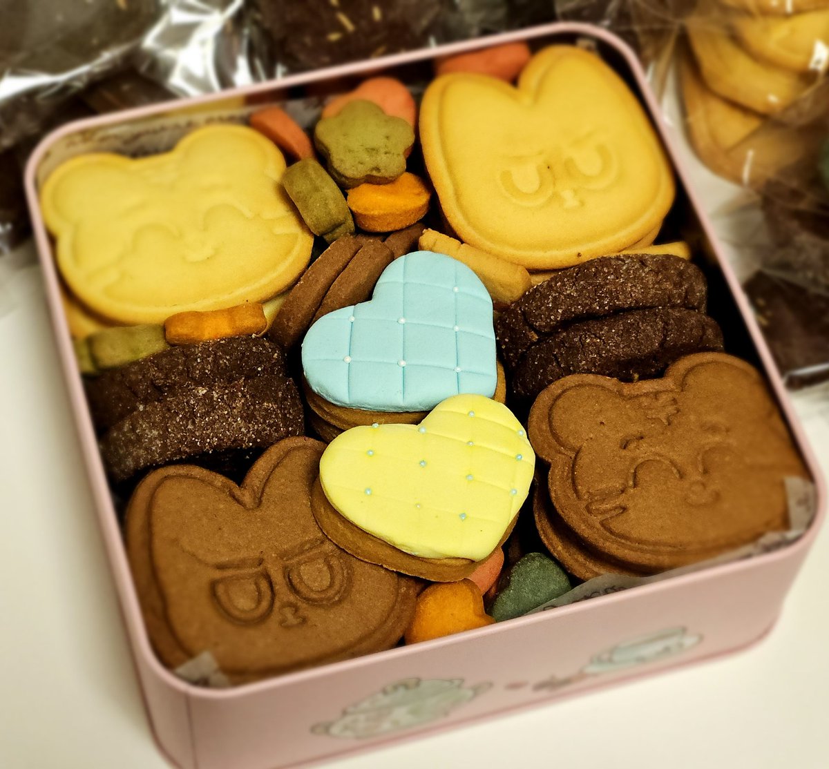 Team_Laputa's tweet image. (수연) 사실 오늘은 제 생일이기도 한데요... 정말정말 좋아하는 친구가 제가 좋아하는 친구들로 쿠키를 만들어 줬어요 모든 선물이 감동이었지만 이게 너무 기쁘고 고마워서...🥹🥹🥹

이 트윗 알티해 주신 분들 4분 추첨해서 제니쿠키 보내드릴게요💙🩵🤍 내일 추첨하겠습니다 다들 행복하세요
