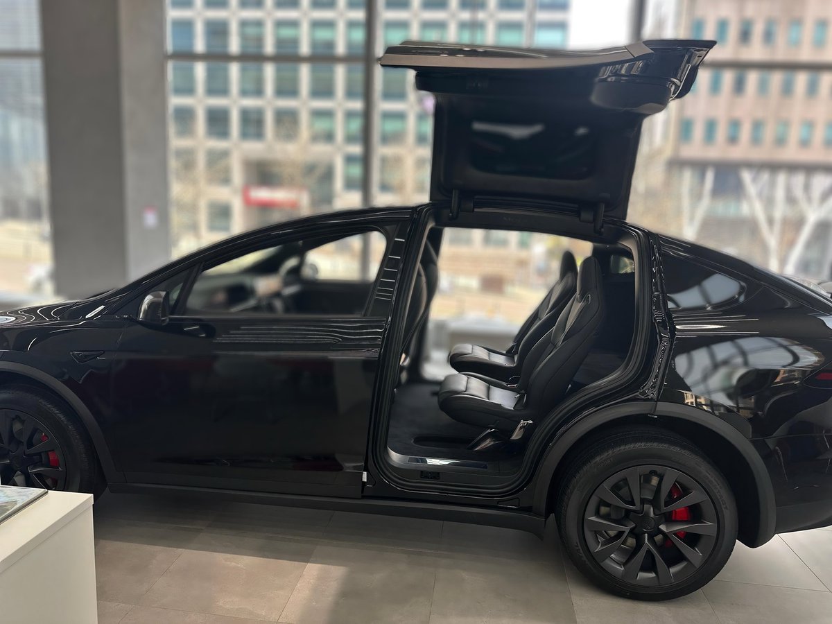 저 미니쉬치과 강남점이 테슬라 강남스토어 바로 옆입니다. 
사이버트럭 초기때부터 홍보차량으로 돌리시는 거 많이 봤는데 넘 안타까워요. 

(모델 X 뒤로 보이는 미니쉬치과병원 간판..)