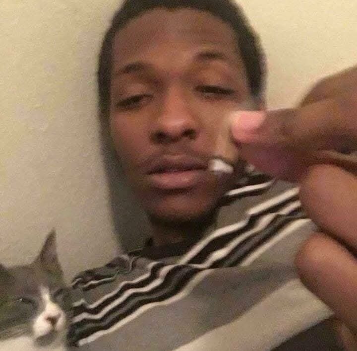 Que tanto haces que no sales de tu casa ?
-Me