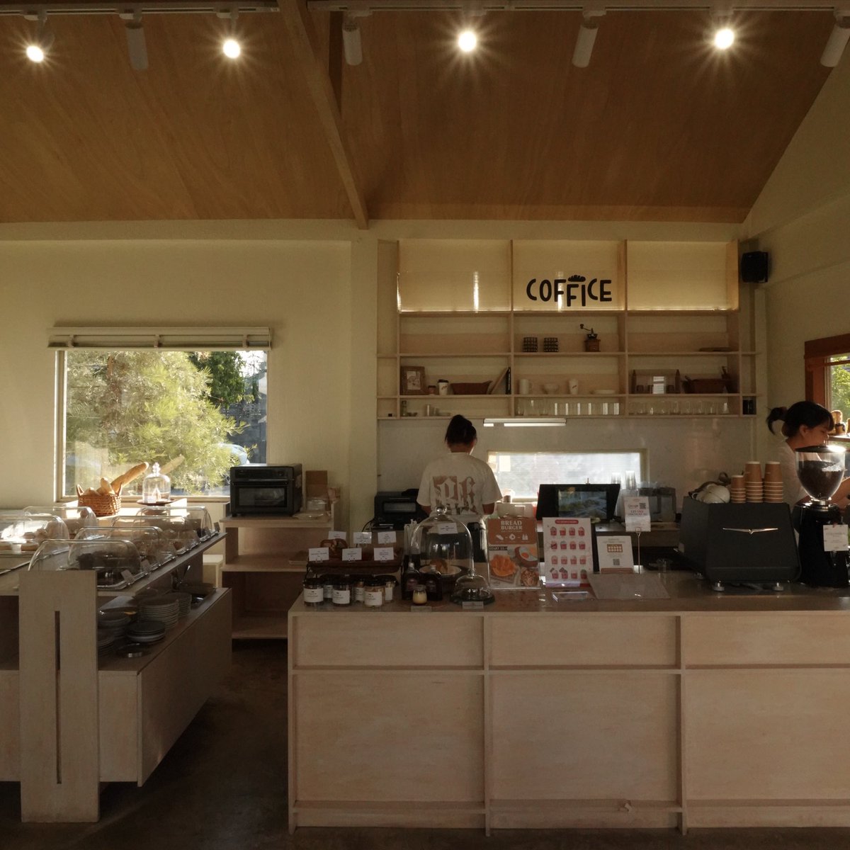 sfkkfs_'s tweet photo. ใครไปเชียงใหม่ แนะนำคาเฟ่ Coffice 
ไวบ์ดี มีเบเกิล 🍅 ที่น่ารักมากก 

มีขนมให้เลือกเยอะ ใครสายเบเกอรี่มาเลย 
กาแฟดี ราคาไม่แพง ที่นั่งเยอะ  
ถ่ายรูปสวยทุกมุม https://t.co/hDS5FvXTSO