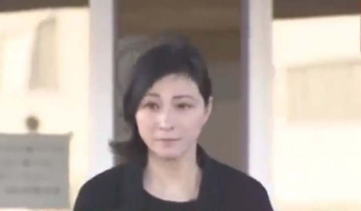 彼女は刑務所から出てきてみんなに挨拶しました。