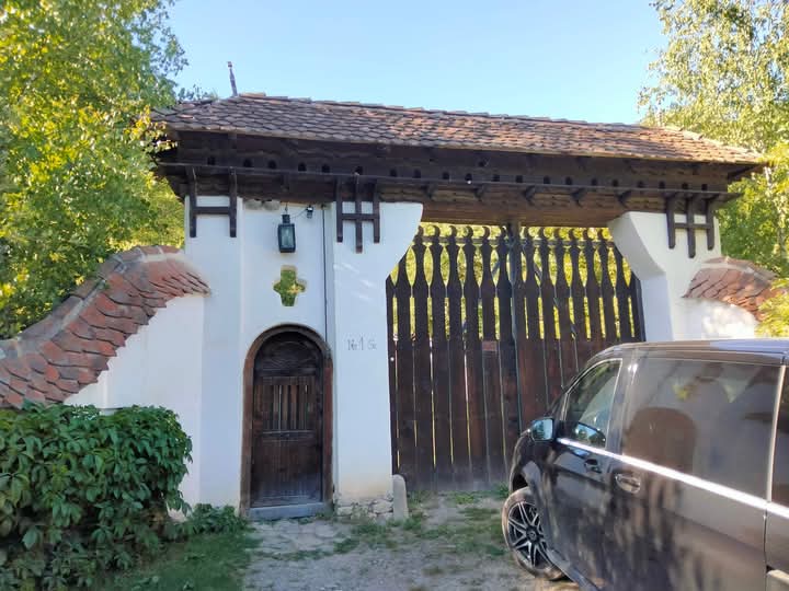 Zoltan Szabo (@zoltanszabo) on Twitter photo in front of the gate "székelykapu" at King Charles III' retreat in Transylvania !!
I'm always touring responsibly, environment - friendly, & in style, <a href="/Tiriac_Auto/">Tiriac Auto</a> <a href="/MercedesBenz/">Mercedes-Benz</a> EQV !!
#KingCharlesIII #Szeklerland #Székelyföld #TinutulSecuiesc #Covasna #mansion #Transylvania in front of the gate "székelykapu" at King Charles III' retreat in Transylvania !!
I'm always touring responsibly, environment - friendly, & in style, <a href="/Tiriac_Auto/">Tiriac Auto</a> <a href="/MercedesBenz/">Mercedes-Benz</a> EQV !!
#KingCharlesIII #Szeklerland #Székelyföld #TinutulSecuiesc #Covasna #mansion #Transylvania