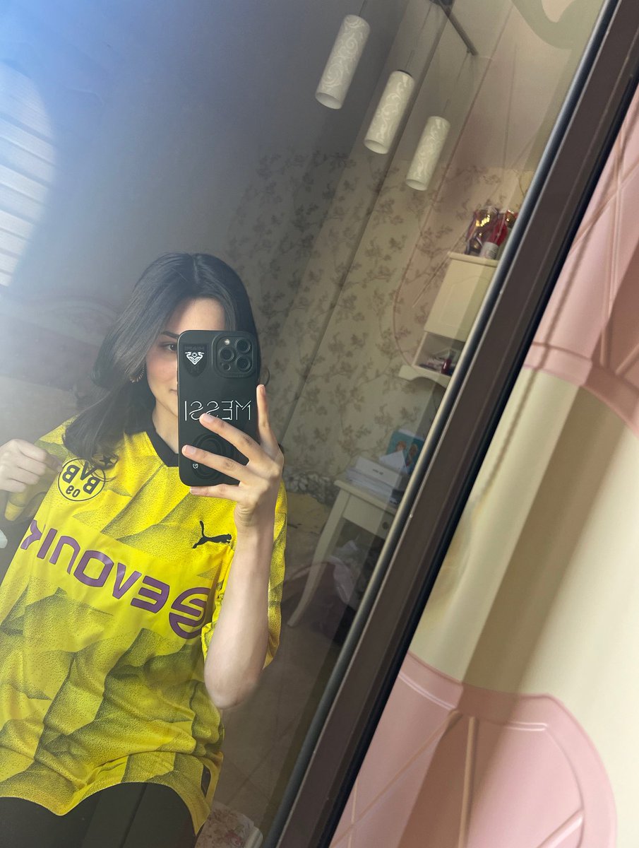 Muhammadul17231's tweet photo. Btw the haircut is perfectoooo
I lovee it so much tho it’s tooo short
( I even didn’t cry 😂)
https://t.co/FTtRt2uwpF
#BTW25 💛 https://t.co/LYZFEskAAB